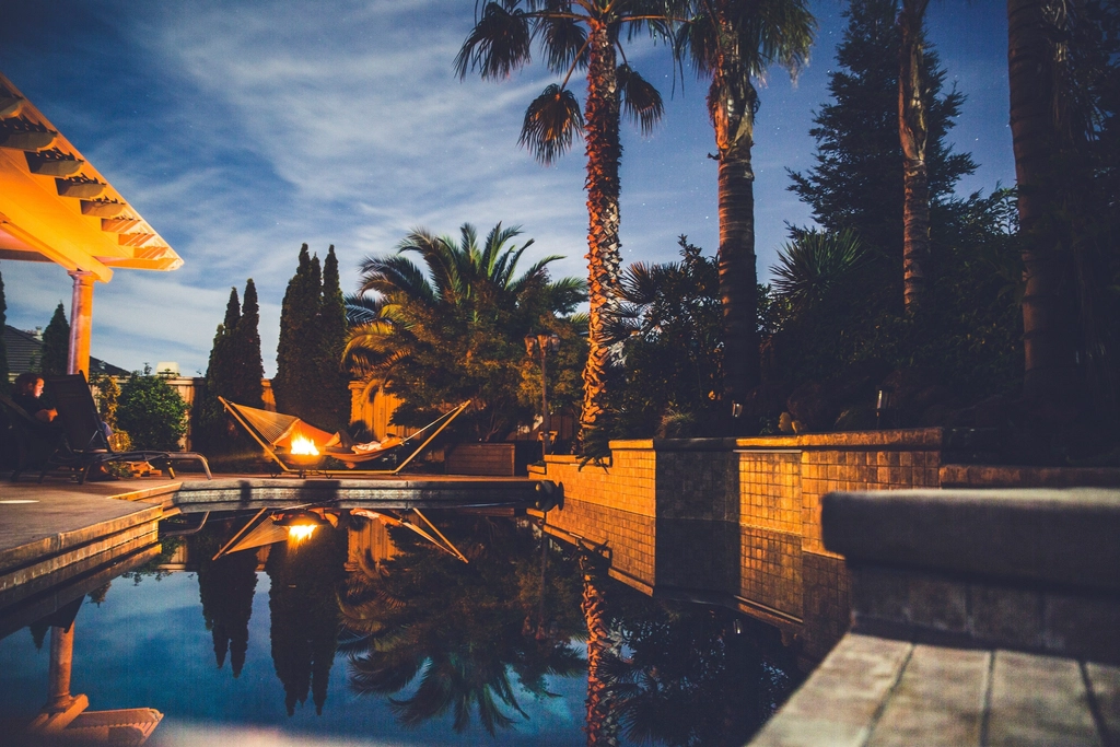 Piscine et jardin au crepuscule